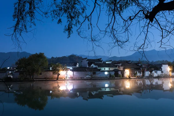 夜的宁静湖沿途的风景 — 图库照片