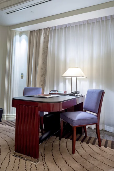 Письменный стол в комнате — стоковое фото