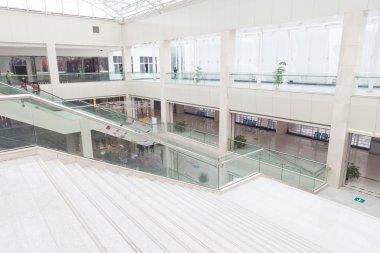alışveriş alışveriş merkezinde yürüyen merdiven