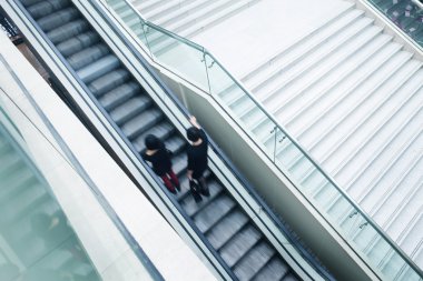 alışveriş alışveriş merkezinde yürüyen merdiven