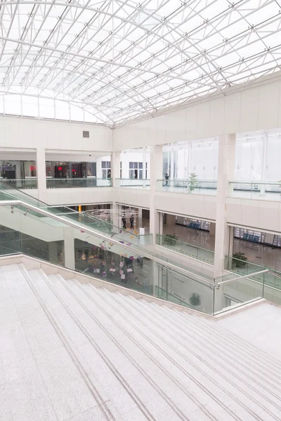 Escalator in shopping mall — Stock Photo, Image