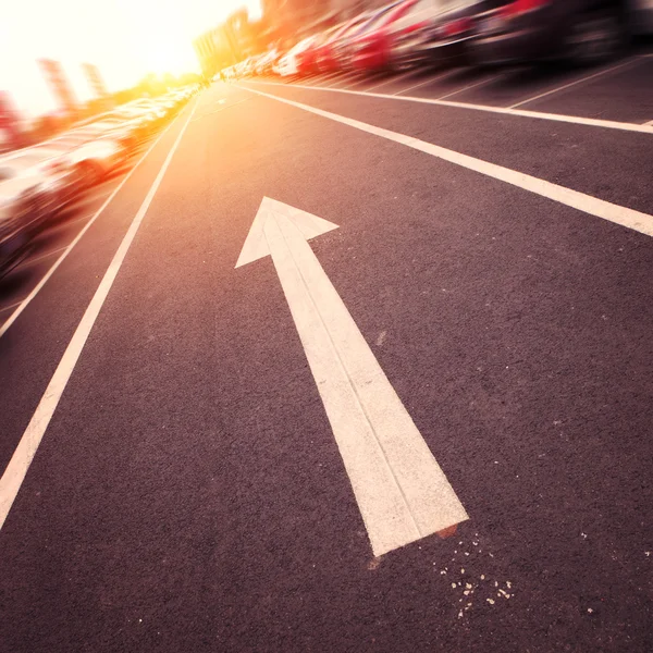 Flechas de asfalto carretera — Foto de Stock