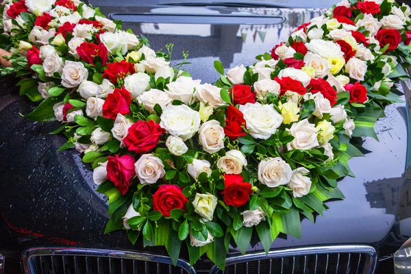 Bruiloft auto versierd met bloemen — Stockfoto