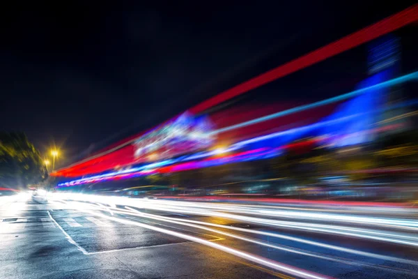 Trafik i staden på natten — Stockfoto