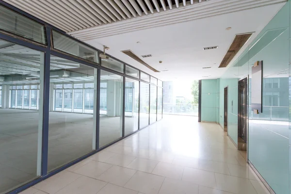 Intérieur du bâtiment de bureaux moderne — Photo