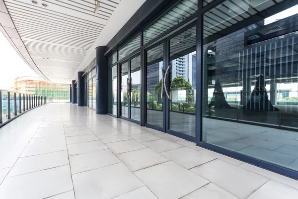 Couloir de l'immeuble de bureaux moderne — Photo