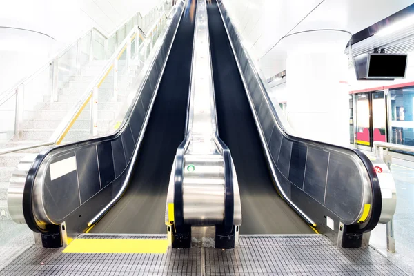 Κυλιόμενες σκάλες στο μετρό — Φωτογραφία Αρχείου