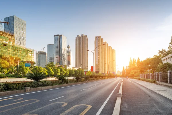 空荡荡的街道，在现代化的城市 — 图库照片