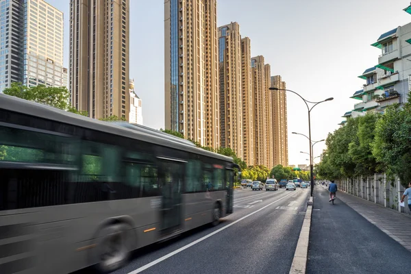 Trafik i modern stad — Stockfoto