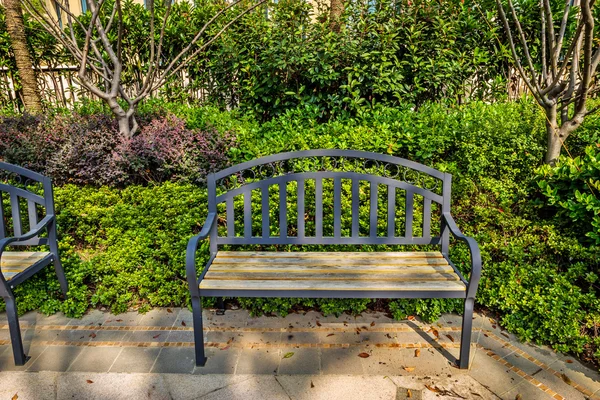Stolar i trädgården — Stockfoto