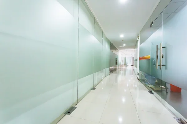 Corridoio del moderno edificio per uffici — Foto Stock