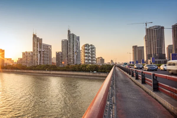 Ver el paisaje de la ciudad desde el puente — Foto de Stock