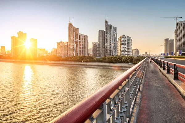 Zie de stad landschap vanaf de brug — Stockfoto