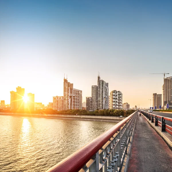 Ver el paisaje de la ciudad desde el puente —  Fotos de Stock