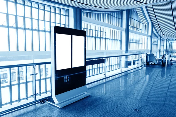 Plakatwand im Bahnhof — Stockfoto