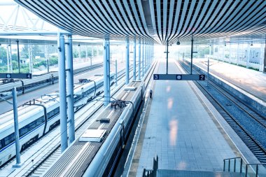 Gün batımlı tren istasyonu