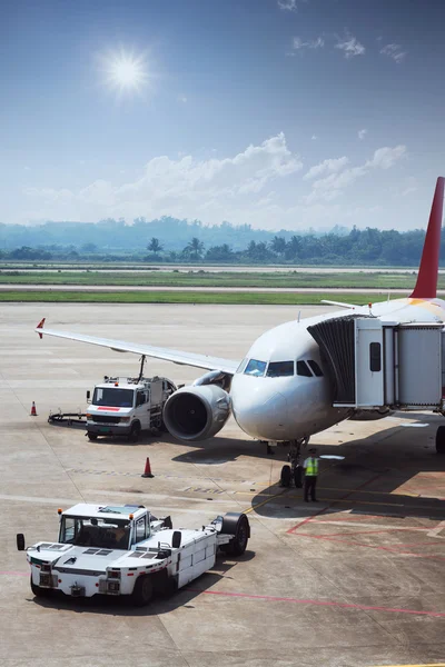 Flygplan stopp på flygplatsen — Stockfoto