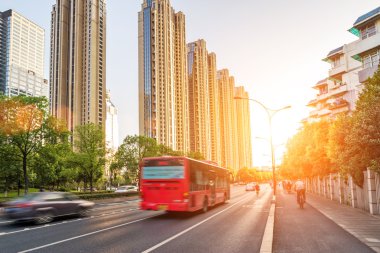 Modern şehirde trafik.