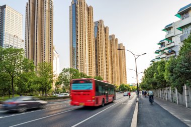 Modern şehirde trafik.
