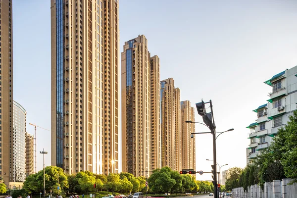 Traffic and modern building — Stock Photo, Image