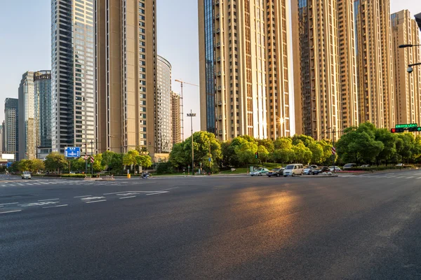 Strada vuota nella città moderna — Foto Stock