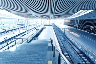 Gün batımlı tren istasyonu