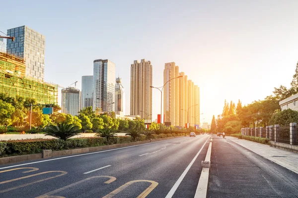 空荡荡的街道，在现代化的城市 — 图库照片