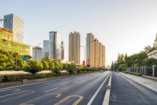 Tom street i modern stad — Stockfoto