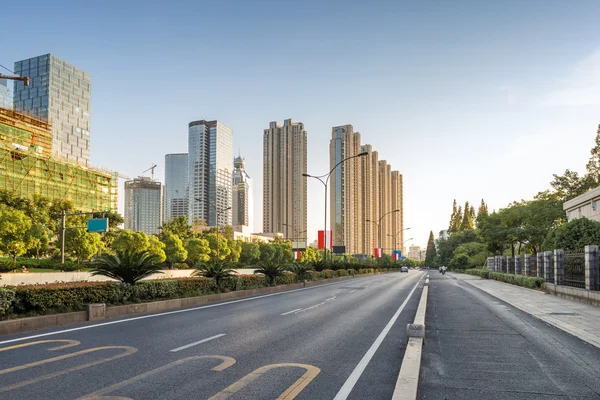 Strada vuota nella città moderna — Foto Stock