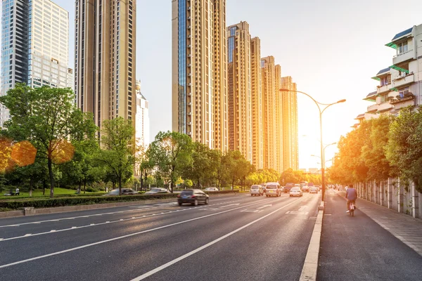 Strada vuota nella città moderna — Foto Stock