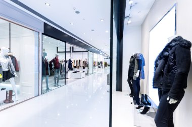 Moda elbiseli mankenlerle butik vitrinler.