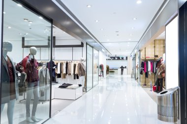 Moda elbiseli mankenlerle butik vitrinler.