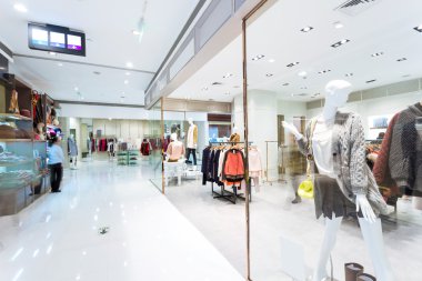 Moda elbiseli mankenlerle butik vitrinler.