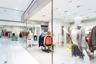 Moda elbiseli mankenlerle butik vitrinler.