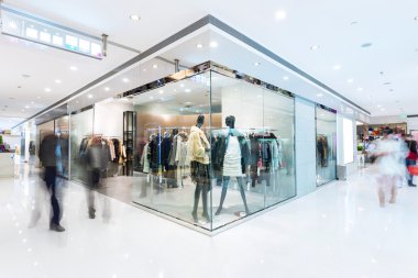 Moda elbiseli mankenlerle butik vitrinler.