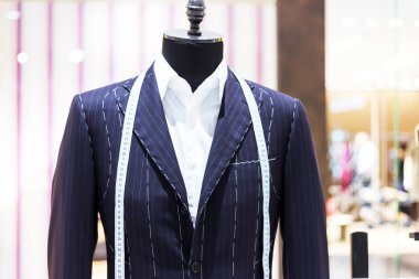 Elbise dükkanı mankenler üzerinde