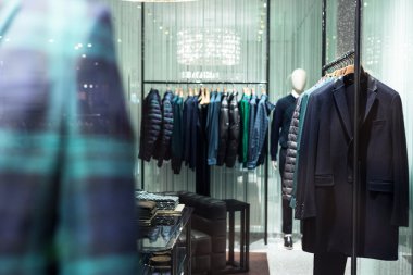 Elbise dükkanı mankenler üzerinde