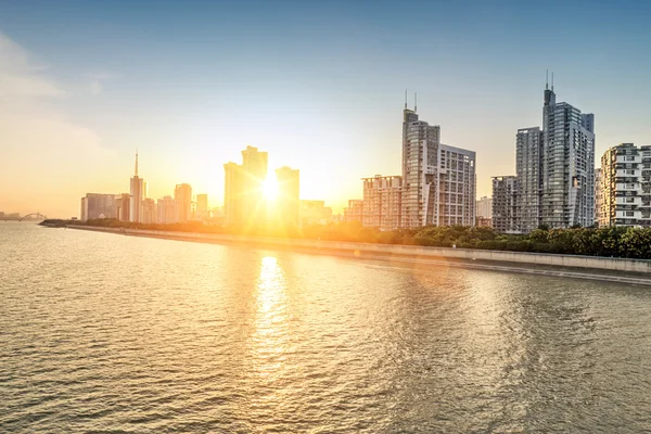 Paisaje urbano con puesta de sol —  Fotos de Stock