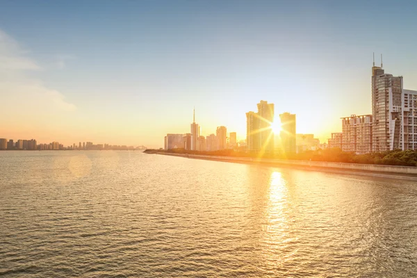 Cityscape com pôr do sol — Fotografia de Stock