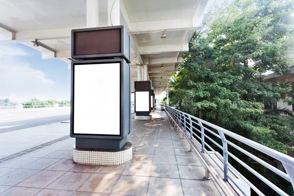 Cartellone nella stazione — Foto Stock