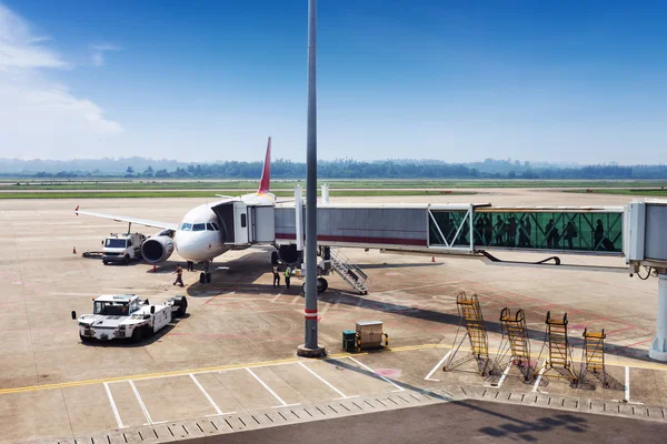 Airplane stop in the airport — Stock Photo, Image