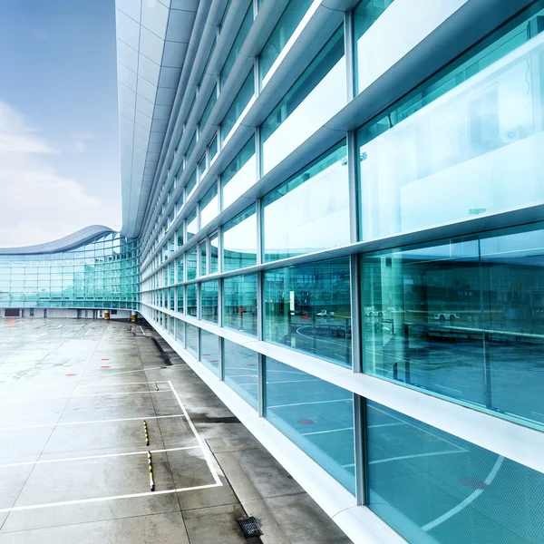 Utsidan av flygplatsen byggnaden — Stockfoto