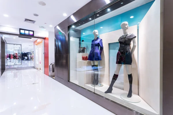 Boutique display window with mannequins in fashionable dresses — Stock Photo, Image