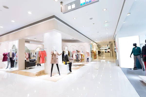 Boutique display window with mannequins in fashionable dresses — Stock Photo, Image