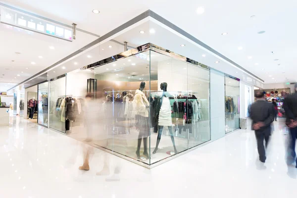 Boutique etalage met etalagepoppen in modieuze jurken — Stockfoto