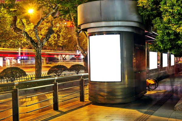 Billboard in het station in de nacht — Stockfoto