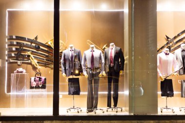 Elbise dükkanı mankenler üzerinde