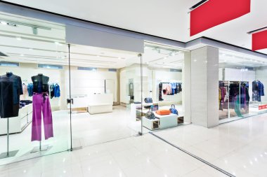 Moda elbiseli mankenlerle butik vitrinler.