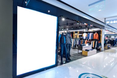 Moda elbiseli mankenlerle butik vitrinler.
