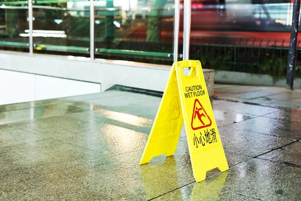 Corredor recém-esfregado com um sinal de precaução em inglês . — Fotografia de Stock